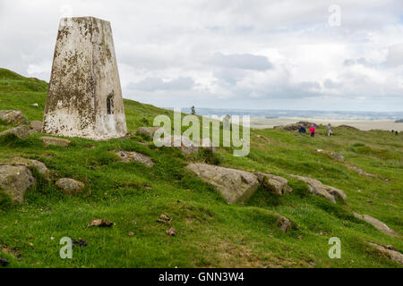 Northumberland, England, UK. Trig Point à Sewingshields escarpés, sur mur d'Hadrien, sentier, érigée vers 1936. Banque D'Images