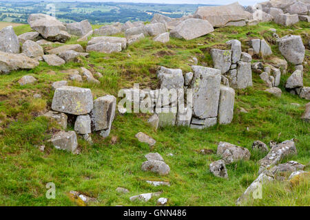 Northumberland, England, UK. Les blocs en pierre calcaire au coin, près de Milecastle 30, mur d'Hadrien, Sentier.. Banque D'Images