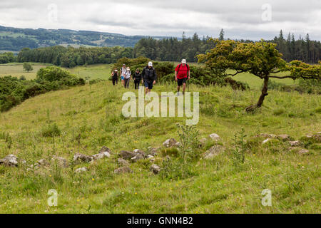 Northumberland, England, UK. Randonneurs sur le sentier en 1868, et à l'approche d'angle en pierre calcaire. Banque D'Images