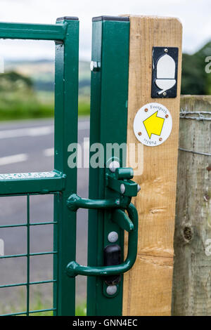 Northumberland, England, UK. Le verrou de la porte sur le mur d'Hadrien, sentier, avec l'emblème des glands. Banque D'Images