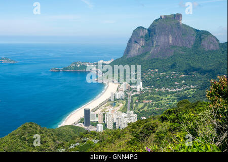 Vue sur l'horizon panoramique au-dessus de la plage de São Conrado Pedra da Gavea avec montagne et la communauté de la favela Rocinha Rio de Janeiro Banque D'Images