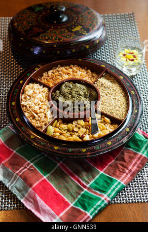 Lahpet Mandalay, une salade faite de feuilles de thé fermenté, servi dans le Myanmar (Birmanie). Banque D'Images