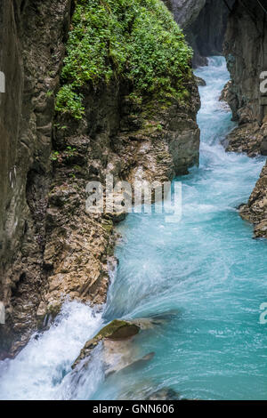 Fleuve sauvage qui coule à travers la gorge de Leutasch Banque D'Images