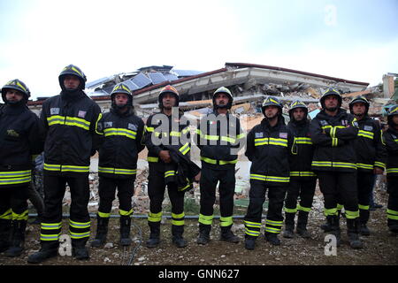 Amatrice, Italie. Août 30, 2016. Funérailles d'État pour Amatrice aux victimes du séisme qui a frappé le centre de l'Italie le 24 août 2016. Les funérailles, célébrée par l'évêque de Rieti, Mons. Domenico Pompili, ont eu lieu avec le président de la République et le premier ministre Sergio Mattarella Matteo Renzi à la "dell'Istituto Don Minozzi salon Amatrice. © Matteo Nardone/Pacific Press/Alamy Live News Banque D'Images