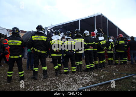 Amatrice, Italie. Août 30, 2016. Funérailles d'État pour Amatrice aux victimes du séisme qui a frappé le centre de l'Italie le 24 août 2016. Les funérailles, célébrée par l'évêque de Rieti, Mons. Domenico Pompili, ont eu lieu avec le président de la République et le premier ministre Sergio Mattarella Matteo Renzi à la "dell'Istituto Don Minozzi salon Amatrice. © Matteo Nardone/Pacific Press/Alamy Live News Banque D'Images