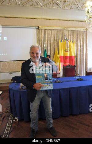 Napoli, Italie. Août 31, 2016. Ce matin, à St James Palace a tenu la conférence de presse pour l'étape de la Coupe du monde de natation, le célèbre Capri Naples. La conférence a été suivie par le Conseiller pour les sports de Naples Ciro Borriello, le président de la Campanie Cotena et organisateur des cônes d'athlètes Fiamme Oro groupe Natation participant à la course du 4 septembre 2016. © Fabio Sasso/Pacific Press/Alamy Live News Banque D'Images