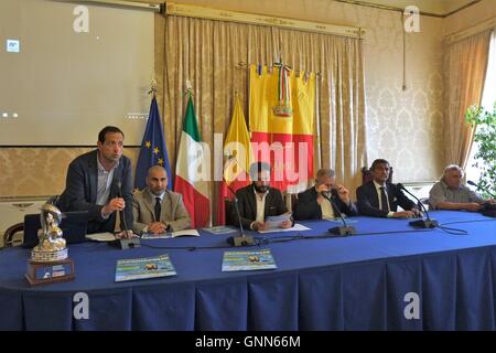 Napoli, Italie. Août 31, 2016. Ce matin, à St James Palace a tenu la conférence de presse pour l'étape de la Coupe du monde de natation, le célèbre Capri Naples. La conférence a été suivie par le Conseiller pour les sports de Naples Ciro Borriello, le président de la Campanie Cotena et organisateur des cônes d'athlètes Fiamme Oro groupe Natation participant à la course du 4 septembre 2016. © Fabio Sasso/Pacific Press/Alamy Live News Banque D'Images