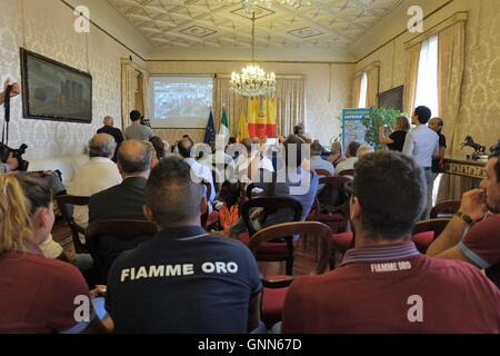 Napoli, Italie. Août 31, 2016. Ce matin, à St James Palace a tenu la conférence de presse pour l'étape de la Coupe du monde de natation, le célèbre Capri Naples. La conférence a été suivie par le Conseiller pour les sports de Naples Ciro Borriello, le président de la Campanie Cotena et organisateur des cônes d'athlètes Fiamme Oro groupe Natation participant à la course du 4 septembre 2016. © Fabio Sasso/Pacific Press/Alamy Live News Banque D'Images