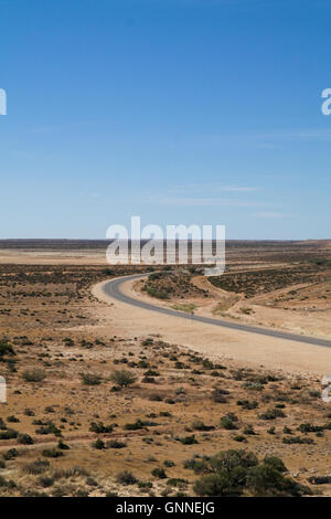 Eyre Highway à partir de ci-dessus sur la plaine du Nullarbor en Australie du Sud - Australie Banque D'Images