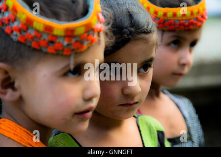 Beaux enfants Kalasha dans un petit village dans la vallée de Kalash, Chitral, au Pakistan. Banque D'Images