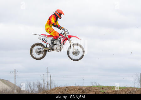 Volgograd, Russie - le 19 avril 2015 Moto Racer : sautant sur le trampoline en vol, à l'étape de l'Open Championship Banque D'Images