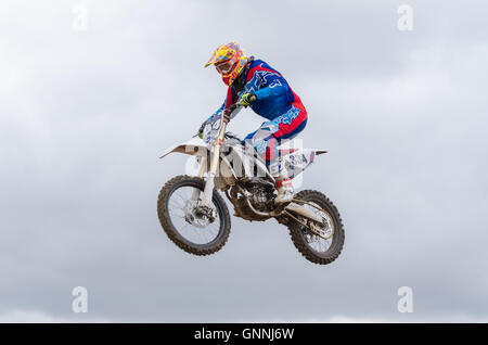 Volgograd, Russie - le 19 avril 2015 : vol Moto Racer de sauter sur le trampoline, sur la scène de l'Open Championship mot Banque D'Images