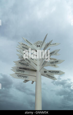 Les signes de la ville direction autour du monde entier, Mount Isa, Queensland - Australie Banque D'Images