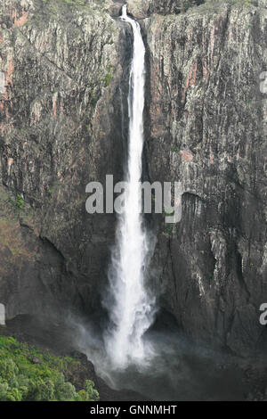 Célèbre Wallaman Falls de Girringun National Park, Queensland - Australie Banque D'Images