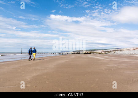 Les gens qui marchent sur Ynyslas Beach, près de Aberystwyth, Ceredigion, pays de Galles en UK Banque D'Images