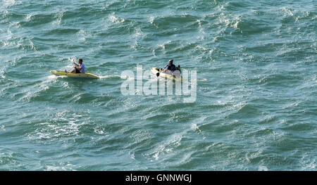 Deux hommes en kiyaks la mer au large de la côte de pagaie à Aberystwyth au Pays de Galles Banque D'Images