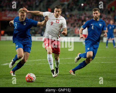 WROCLAW, POLOGNE - Le 26 mars 2016 : Paulus Arajuuri (2) et Robert Lewandowski (9) en action. Banque D'Images