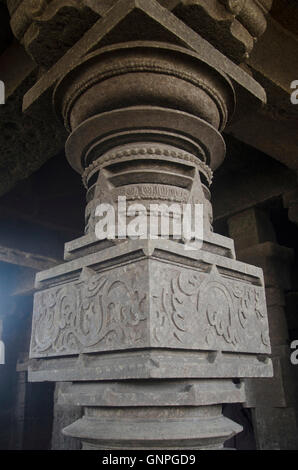 Pilier sculpté, Palasdeo Ujani Temple, près de barrage, Maharashtra, Inde Banque D'Images