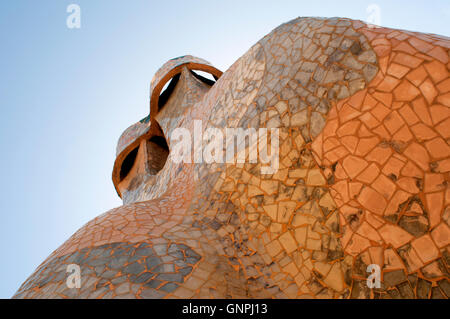 La conception du pavillon à la Casa Batllo, situé sur l'une des cheminées de la mosaïque. Conçu par Antoni Gaudi, Banque D'Images