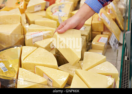 Petite fille l'achat de fromage dans un supermarché. Maintenez l'enfant  petit panier en supermarché et sélectionnez le fromage de vitrine de  magasin. Concept pour les enfants sélection Photo Stock - Alamy