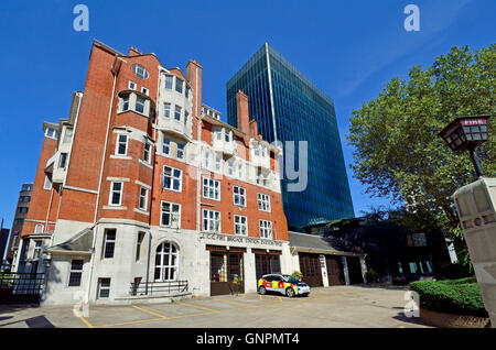 Londres, Angleterre, Royaume-Uni. Caserne de LCC (1902) Euston (172 Euston Road, NW1 2DH) Banque D'Images