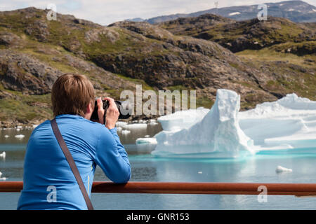 Alamy photographe photographie de passagers de croisière des icebergs dans le fjord Tunulliarfik pont de bateau en été. Narsaq sud du Groenland Banque D'Images