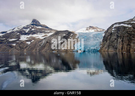 Un glacier de l'inlandsis en vêlage Prince Christian Sound / Prins chrétiens Sund en été. Kujalleq le sud du Groenland. Banque D'Images