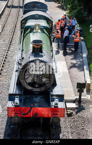 Une expérience pilote de train à vapeur bien sûr la préparation de s'écarter de la gare de Cheltenham UK Banque D'Images