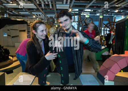 Varsovie, Pologne, les visiteurs dans le Centre des sciences Copernic Banque D'Images