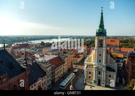 Torun", la Pologne, la vue sur la vieille ville avec la place du Vieux Marché et Église Saint Esprit Banque D'Images