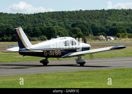 Piper PA28 Cherokee avion (G-AVBG) à l'Aérodrome de Wellesbourne, Royaume-Uni Banque D'Images