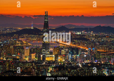 Coucher du soleil sur les toits de la ville de Séoul, la meilleure vue de la Corée du Sud. Banque D'Images