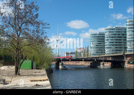 Berlin, Allemagne, vue sur la rivière Spree à l'Michaelbruecke Banque D'Images