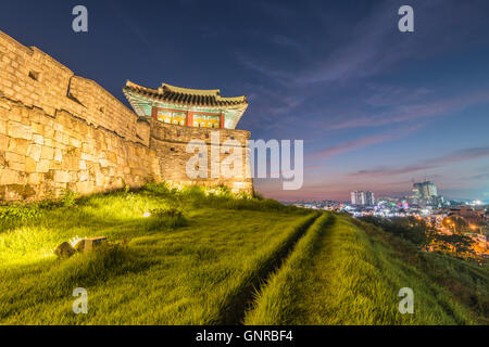 Forteresse de Hwaseong, architecture traditionnelle de Corée à Suwon, Corée du Sud, la nuit Banque D'Images