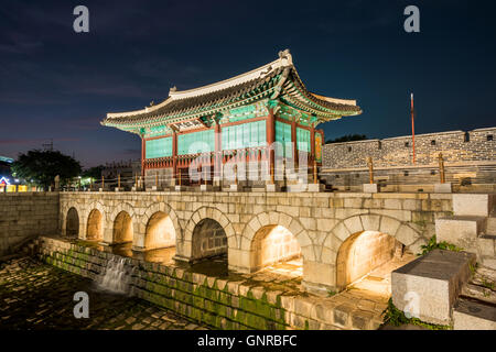 Forteresse de Hwaseong, architecture traditionnelle de Corée à Suwon, Corée du Sud, la nuit Banque D'Images