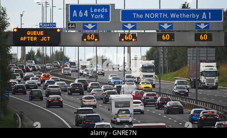 Les feux d'avertissement clignotants, du bras en embouteillage sur l'autoroute A1/M Yorkshire Leeds UK Banque D'Images