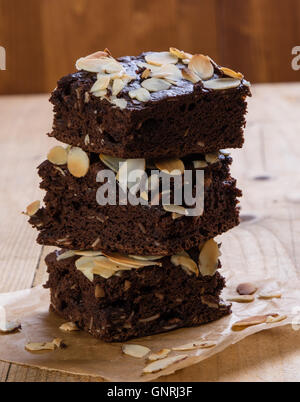 Pile de trois brownies sucré avec des amandes tranchées Banque D'Images