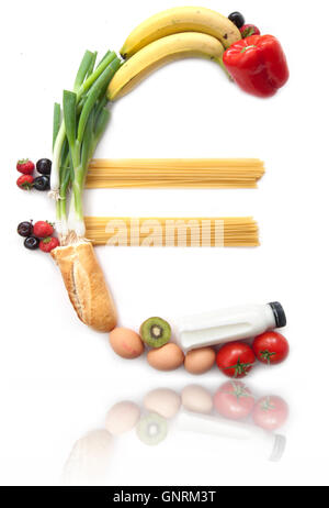 Signe de l'euro fait de l'épicerie des aliments sur un fond blanc Banque D'Images