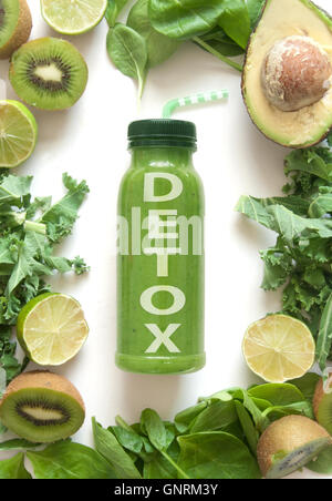 Smoothie vert bouteille entouré avec des fruits et des légumes y compris les épinards kale et avocat Banque D'Images