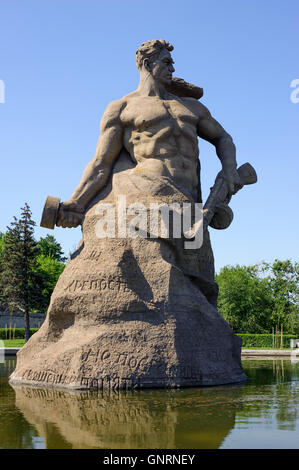 Volgograd, Russie Place des Héros. La figure d'un soldat par la roche - symbole de combattants et défenseurs de Stalingrad Banque D'Images