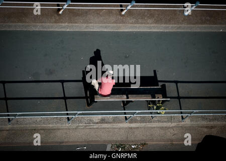 Vue aérienne d'un homme assis sur un banc Banque D'Images