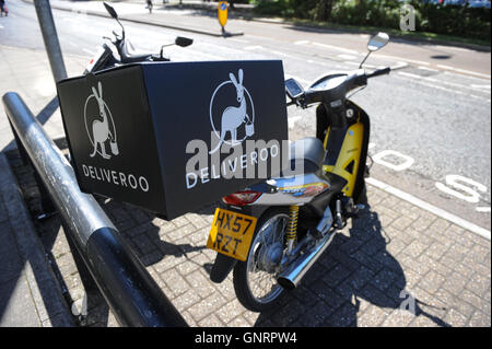 Deliveroo garé vélo Banque D'Images