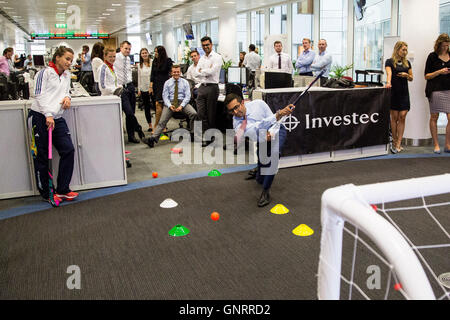 Membres de l'équipe de hockey GO et les médaillés d'or olympique Maddie Hinch, Alex Danson et tenir une Webb Hollie penalty shoot-out pour le personnel de Investec au Gresham Street à Londres. Banque D'Images