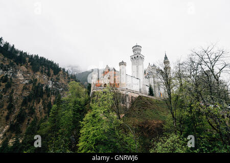 Füssen, Allemagne - Mai 01, 2015 : le château de Neuschwanstein un jour brumeux. C'est un dix-neuvième siècle palais néo-roman Banque D'Images