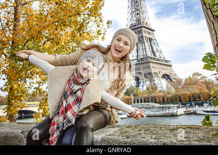 Escapades d'Automne à Paris avec la famille. Portrait of smiling mother and daughter les voyageurs sur le quai à Paris, La France ayant du plaisir Banque D'Images