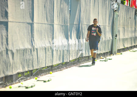 Nick Kyrgios marcher sur la pratique d'un tribunal sur 2016 Le tournoi de tennis de la Coupe Rogers à Toronto. Banque D'Images