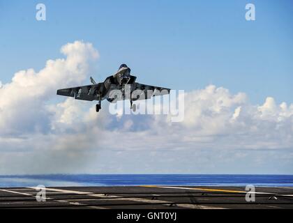 Un marine américain F-35 Lightning II C variante porte-avion de chasse furtif lors d'un pont au-dessus de la cabine de pilotage du porte-avions USS George Washington le 16 août 2016 dans l'océan Atlantique. Le F-35C est la réalisation du troisième et dernier test de développement et devrait être opérationnel de la flotte en 2018. Banque D'Images