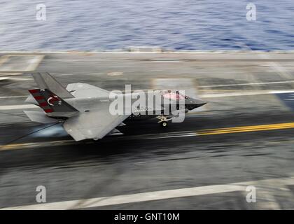 Un marine américain F-35 Lightning II C variante transporteur stealth fighter avion atterrit sur le pont d'envol du porte-avions USS George Washington le 15 août 2016 dans l'océan Atlantique. Le F-35C est la réalisation du troisième et dernier test de développement et devrait être opérationnel de la flotte en 2018. Banque D'Images