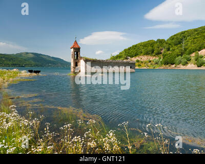 En contrebas de l'église de Saint-Nicolas à Mavrovo, Macédoine - une victime de l'hydroélectrique réservoir de Mavrovo. Banque D'Images