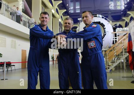 Station spatiale internationale expédition 49-50 premier équipage l'astronaute américain Shane Kimbrough et cosmonautes russes Andrey Borisenko, centre, et Sergey Ryzhikov poser pour des photos au début de deux jours d'examens de qualification finale le 30 août 2016 à la Cité des étoiles, en Russie. Le trio se prépare à lancer le 24 septembre sur l'engin spatial Soyouz MS-02 pour une mission de cinq mois dans la Station spatiale internationale. Banque D'Images